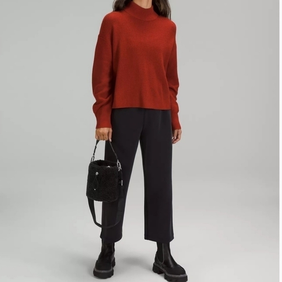 LULULEMON Crossbody Fleece Bucket Bag 2.5L in Black - Picture 4 of 9